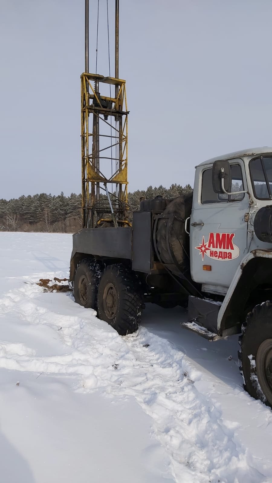 Буровая установка АМК Недра на объекте, лето