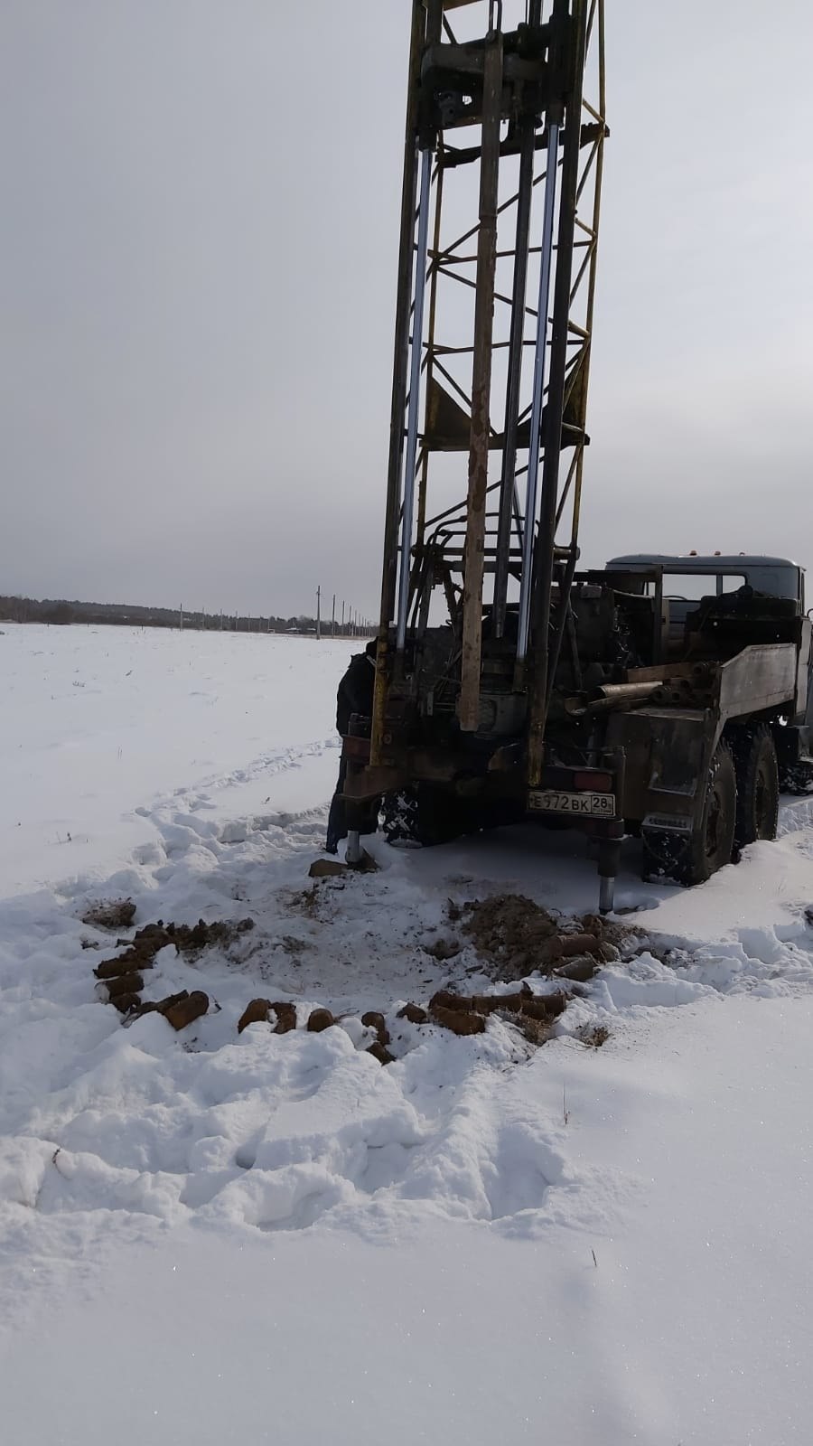Буровая установка на выезде, лесной участок